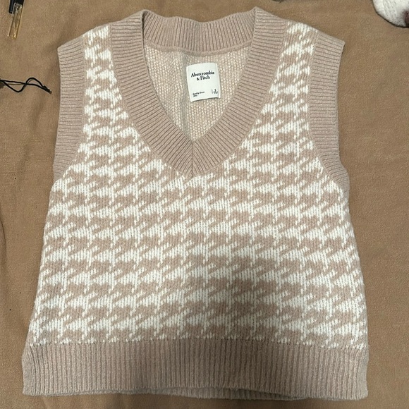 Abercrombie & Fitch Sweaters - Abercrombie and Fitch white and tan vest